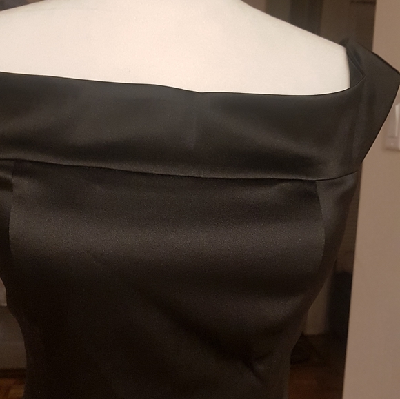 Formal satin fitted long dress - Picture 2 of 4